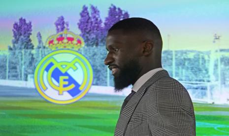  Rekrutan baru Real Madrid Antonio Rudiger saat tiba untuk memberikan konferensi pers di tempat latihan klub di Madrid, Spanyol, Senin, 20 Juni 2022. 