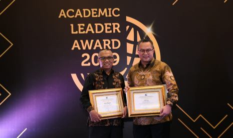 Rektor dan dosen IPB berhasil meraih Academic Leader Award 2019.