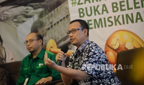 Rektor Dompet Dhuafa Corporate University Ahmad Juwaini (kanan), dan GM Mobilisasi Ziswaf Dompet Dhuafa Urip Budiarto saat konferensi pers tentang #Zakat360 di Jakarta, Rabu (10/5).