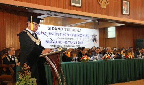 Rektor Ikopin Dr (HC) Ir Burhanuddin Abdullah menyampaikan sambutan dalam wisuda di Kampus Ikopin, Jatinangor, Kabupaten Sumedang, akhir pekan lalu.