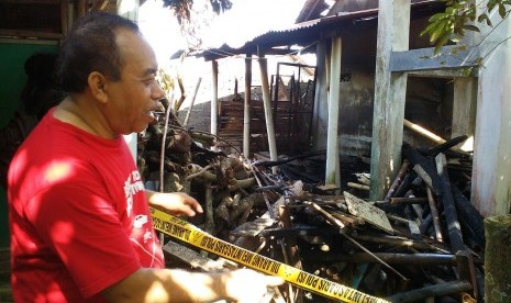 Rektor Instiper Yogyakarta, Purwadi. menyaksikan rumah mertuanya  di  Mejinglor RT 3 RW 3 Ambarketawang, Gamping yang musnah terbakar, Ahad (5/2) 