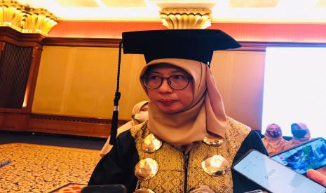 Rektor Institut Agama Islam (IAI) Tazkia, Murniati Mukhlisin, diwawancara usai acara wisuda ke-17, di Ballroom Puri Begawan Kota Bogor, Rabu (24/11).