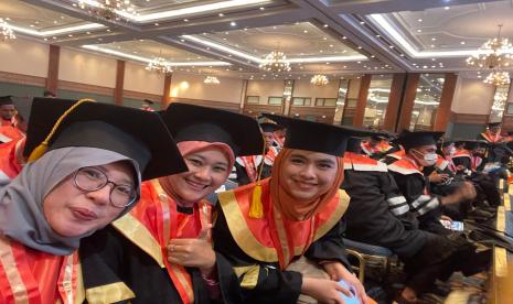 Rektor Institut Agama Islam Tazkia Murniati Mukhlisin diwisuda untuk tingkat doktor yang kedua kalinya. 