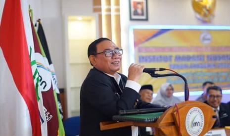 Rektor Institut Madani Nusantara (IMN) Prof Endin Nasrudin saat penutupan Pengenalan Budaya Akademik dan Kemahasiswaan (PBAK) di kampus IMN Kota Sukabumi, Ahad (25/9/2022) l