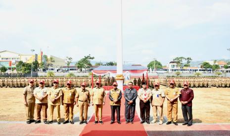 Rektor Institut Pemerintahan Dalam Negeri (IPDN) Hadi Prabowo menyerahkan 1.217 orang praja pratama Angkatan XXXIII IPDN kepada Bupati Majalengka Karna Sobahi. 