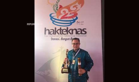 Rektor Institut Pertanian Bogor (IPB) Arif Satria membawa piala Anugerah Widyapadhi, sebagai apresiasi terhadap prestasi Perguruan Tinggi dalam membangun Sistem Inovasi yang baik. Piala itu diberikan pada acara puncak peringatan Hari Kebangkitan Teknologi Nasional (Hakteknas) di Pekanbaru, Riau, Jumat (10/8).