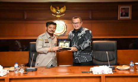 Rektor Institut Pertanian Bogor (IPB), Prof Arif Satria mengapresiasi hasil kinerja Satu tahun kementerian pertanian (kementan) di bawah komando Menteri Pertanian Syahrul Yasin Limpo (Mentan SYL). Berdasarkan hasil kajian dari IPB, pada tahun 2019 sampai 2020 terlebih di tengah pandemi Covid 19 sektor pertanian mampu meningkatkan Produk Domestik Bruto (PDB), Nilai Tukar Petani (NTP) dan Ekspor Produk Pertanian dan penyerapan tenaga di sektor pertanian tinggi.