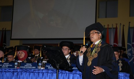 Rektor Institut Pertanian Bogor (IPB) Prof Dr Herry Suhardiyanto menyanyikan lagu 