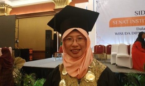 Rektor Institut Tazkia Murniati Mukhlisin usai menghadiri prosesi wisuda mahasiswa Institut Tazkia di Puri Begawan, Kota Bogor, Rabu (27/11). 