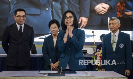 Rektor Institut Teknologi Bandung (ITB) Periode 2020-2025 Reini D Wirahadikusumah (kedua kanan) bersama Gubernur Jawa barat Ridwan Kamil (kiri) dan Ketua Majelis Wali Amanat ITB Yani Paniogoro (kedua kiri) memberi salam usai penandatanganan surat jabatan pada Sidang Terbuka Majelis Wali Amanat Pelantikan Rektor Baru di Aula Barat ITB, Bandung, Jawa Barat, Senin (20/1/2020).