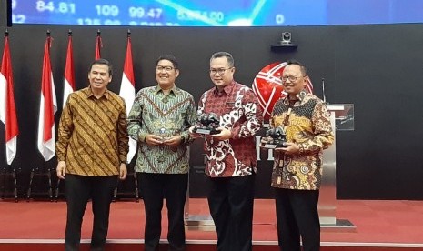 Rektor IPB Arif Satria bersama direksi Bursa Efek Indonesia (BEI), Kamis (18/4). IPB dan BEI akan bekerjasama dalam membangun Mini Bursa di Kampus IPB.