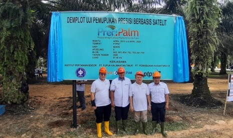 Rektor IPB Arif Satria bersama direksi Pupuk Kaltim dan Perkebunan Nusantara (PTPN) dalam peluncuran uji coba Pertanian 4.0 di demplot Unit Bekri PTPN 7 Lampung, Senin (22/4).