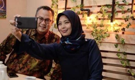 Rektor IPB, Arif Satria berswafoto dengan jurnalis Republika, Yeyen Rostiyani di sela program iMPRESI.