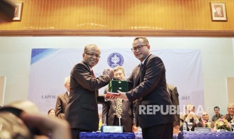 Jabar erat Rektor IPB Arif Satria (kanan) dengan Herry Suhardiyanto, mantan rektor IPB.