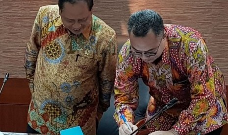 Rektor IPB, Arif Satria (kanan) dan Menristekdikti, Mohamad Nasir, pada acara penandanganan PTN-BH 2018 di Jakarta, Rabu (21/3).