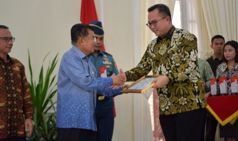 Rektor IPB, Arif Satria (kanan) menerima plakat PTN Paling Informatif Versi Komisi Informasi Pusat yang diserahkan oleh Wakil Presiden Jusuf Kalla.