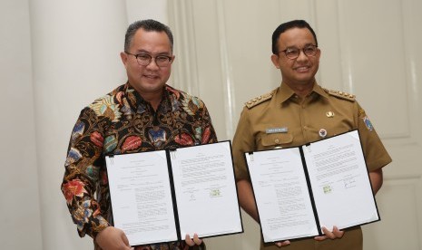 Rektor IPB, Arif Satria (kiri) dan Gubernur DKI Jakarta, Anies Baswedan.