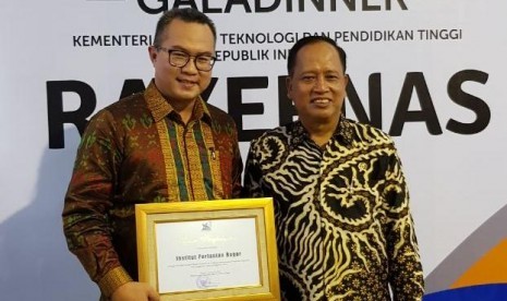 Rektor IPB, Arif Satria (kiri) dan Menristek, M Nasir.