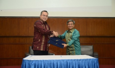 Rektor IPB Arif Satria (kiri) dan Rektor Universitas Al Azhar Indonesia (UAI) Asep Saefuddin.