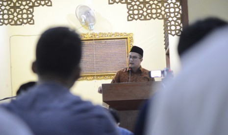 Rektor IPB Arif Satria memberikan ceramah singkat sebelum pelaksanaan shalat Tarawih di Masjid Al-Hurriyyah Kampus IPB Dramaga, Bogor.