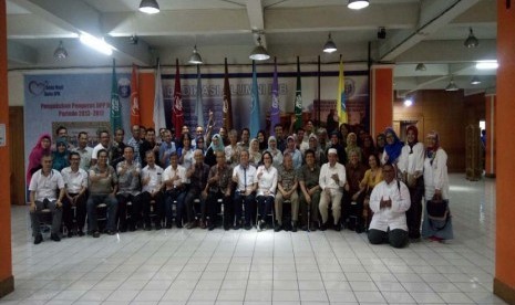 Rektor IPB dan jajarannya berfoto bersama dengan pengurus DPP Himpunan Alumni IPB dan perwakilan alumni dari berbagai angkatan seusai pdertemuan di Gedung Alumni IPB Baranangsiang Bogor, Jawa Barat, Ahad (12/5).