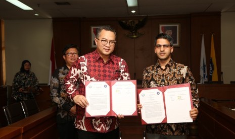 Rektor IPB, Dr  Arif Satria (kiri) dan Direktur Utama PT Jiva Samudra Biru, Mohd Ilyas Bhat.