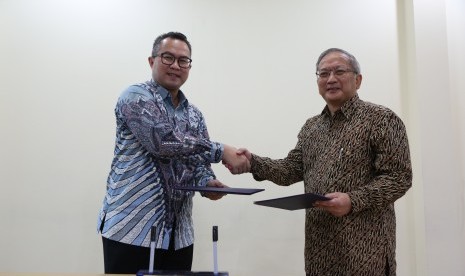 Rektor IPB, Dr Arif Satria (kiri) meneken kerja sama dengan tiga lembaga, yakni Pemkot Pariaman, 