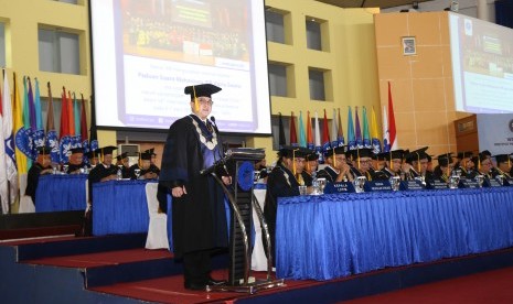 Rektor IPB, Dr Arif Satria memberikan kata sambutan pada wisuda IPB yang digelar di Bogor, Rabu (13/3).