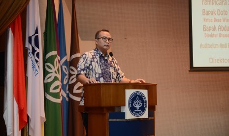 Rektor IPB Dr Arif Satria memberikann pengarahan kepada para calon wisudawan.