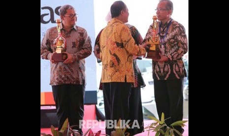 Rektor IPB Herry Suhardiyanto (kanan) menerima Anugerah Widya Padhi yang diserahkan Menristekdikti Moh Nasir. 