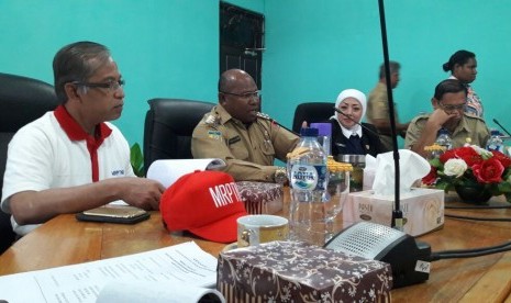 Rektor IPB Herry Suhardiyanto (kiri) dan Bupati Frederikus Gebze  