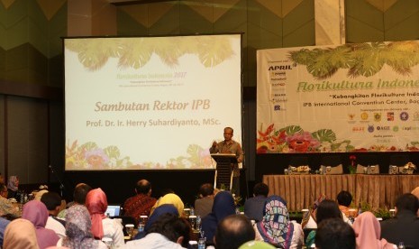 Rektor IPB Herry Suhardiyanto membuka  Seminar Florikultura Indonesia 2017 di Bogor, Jumat (28/7).  