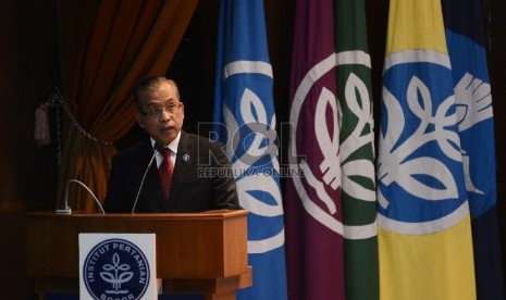 Rektor IPB, Herry Suhardiyanto menyampaikan pemaparan laporan kinerja IPB saat Sidang Paripurna Terbuka Majelis Wali Amanat (MWA) Institut Pertanian Bogor (IPB) yang diselenggarakan di Gedung Auditorium Andi Hakim Nasution Kampus IPB, Bogor, Jawa Barat, Ra