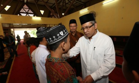 Rektor IPB Herry Suhardiyanto menyerahkan santunan kepada yatim dan dhuafa.