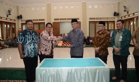  Rektor IPB  Herry Suhardiyanto meresmikan Mushala Ulil Albab yang berada di lingkungan Program Pendidikan Kompetensi Umum (PPKU) IPB.