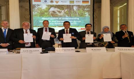 Rektor IPB Prof Arif Satria (tengah) meneken kerja sama dengan Leibniz Institute for Zoo and Wildlife Research (Leibniz-IZW), Berlin, Jerman, terkait pengembangan teknologi ART dan bio-bank untuk mengatasi kepunahan badak, Kamis (19/5).