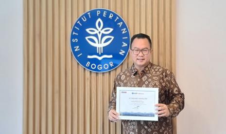 Rektor IPB Prof Dr Arif Satria memperlihatkan penghargaan GIS Ambassador University 2020 yang diterima oleh IPB University.