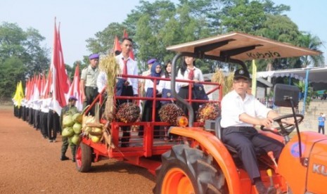 Rektor IPB Prof. Dr. Ir. Herry Suhardiyanto, M.Sc mengemudikan traktor yang membawa perwakilan mahasiswa baru dari berbagai jenjang.