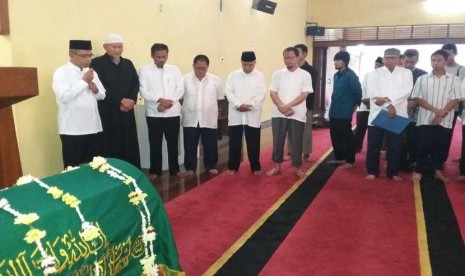 Rektor IPB Prof Dr Ir Herry Suhardiyanto MSc memberikan kata sambutan pada acara pelepasan jenazah almarhum Prof Dr Ir Soedarmadi  Hardjosuwignyo di Masjid Al Hurriyah Kampus IPB Dramaga Bogor, Jawa Barat, Rabu  (29/6).