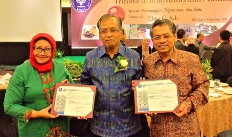 Rektor IPB Prof Herry Suhardiyanto (tengah) bersama Dr Sri Budiarti (kiri) dan Prof Fachriyan Pasaribu.