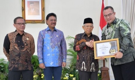 Rektor IPB University, Arif Satria (kanan) menerima plakat penghargaan Klaster Informatif yang diserahkan oleh Wapres, Ma