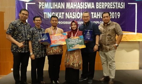 Rektor IPB University, Dr Arif Satria (kedua dari kanan)  bersama dua mahasiswa IPB University yang sukses meraih juara di ajang Pemilihan Mahasiswa Berprestasi Nasional 2019.