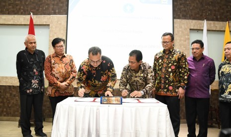 Rektor IPB University, Dr Arif Satria (ketiga dari kiri) dan Sekretaris Jenderal DPR RI, Ir Indra Iskandar  MSi (ketiga  dari kanan) menandatangani MoU.