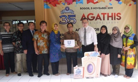 Rektor IPB University, Prof Arif Satria (keempat dari kanan) ikut menyaksikan penyerahan bantuan laundry system dari AGATHIS untuk Asrama Putri IPB.