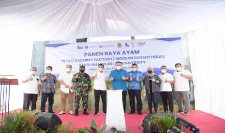 Rektor IPB University, Prof Arif Satria (kelima dari kanan) melakukan panen raya ayam teaching farm (tefa) modern closed house di Kampus IPB University di Sukabumi, Jawa Barat, Rabu 9/6.