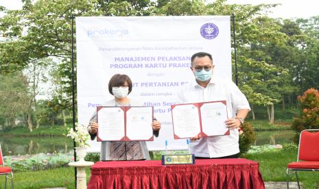 Rektor IPB University, Prof Dr Arif Satria (kanan) dan Direktur Eksekutif Manajemen Pelaksana Program Kart Pekerja (MPPKP), Denni Puspa Purbasari.   