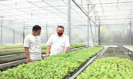 Rektor IPB University Prof Dr Arif Satria (kanan) mengajak Sandiaga Uno meninjau Agribusiness Technology Park (ATP)  IPB University.