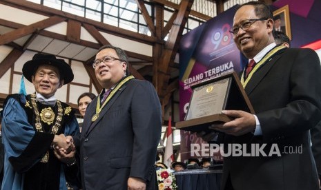 Rektor ITB Kadarsah Suryadi (kiri) berjabat tangan dengan Menteri Perencanaan Pembangunan Nasional (PPN)/Kepala Bappenas Bambang Brodjonegoro (kedua kiri) didampingi Menristekdikti Mohammad Nasir (kanan) saat menerima penghargaan pada peringatan ke 98 Pendidikan Tinggi Teknik di Bandung, Jawa Barat, Rabu (4/7).