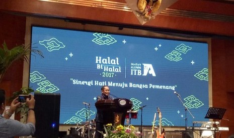 Rektor ITB memberikan kata sambutan pada acara Halal Bihalal Ikatan Alumni ITB, di Jakarta, Kamis (6/7) malam.