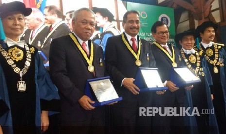 Rektor ITB Prof. Dr.  Ir. Kadarsah Suryadi DEA, memberikan penghargaan pada Menteri Pekerjaan Umum dan Perumahan Rakyat (PUPERA) Republik Indonesia, Dr. Ir.  Mochamad Basuki Hadimuljono, M.Sc, Menteri Pariwisata Indonesia Dr. Ir. Arief  Yahya, M.Sc, dan Sekretaris Kabinet Indonesia Dr. Ir. Pramono Anung Wibowo, M.M. karena dinilai telah berjasa, Kamis (24/8). 